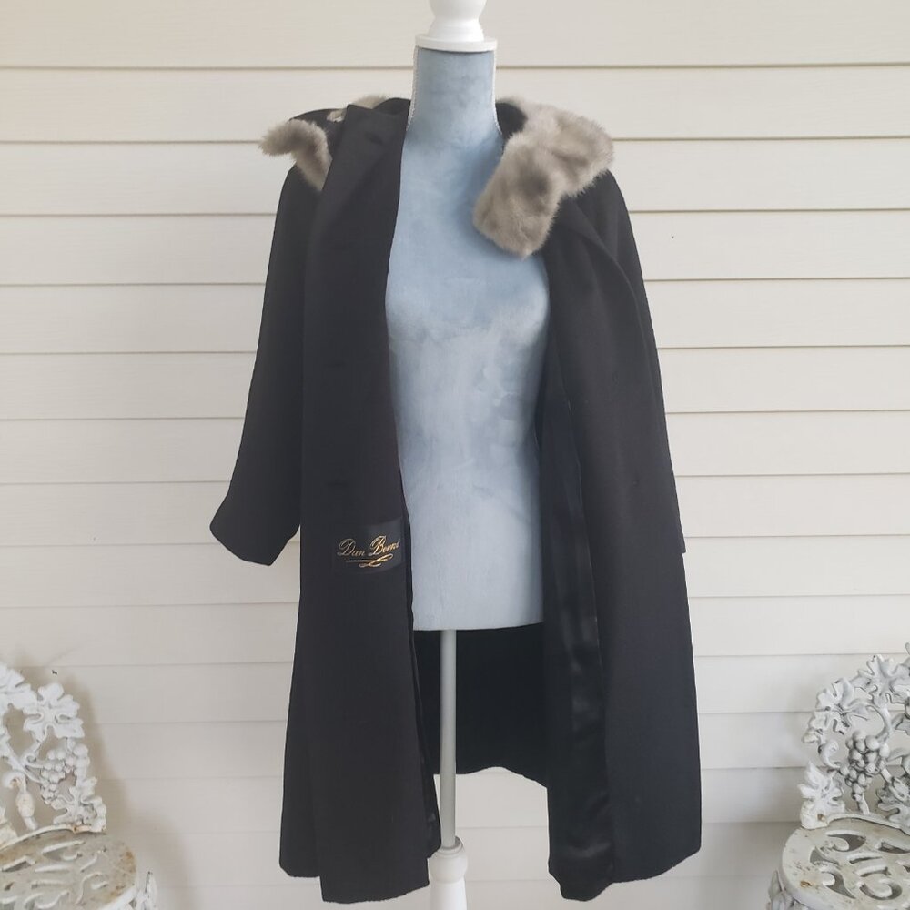 Vintage 50s/60s Dan Berne wool coat with fur trim collar and silk lining - Picture 5 of 10